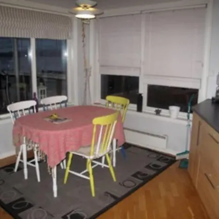 2 Bedroom Luxury Seafront, Free Pick Up!