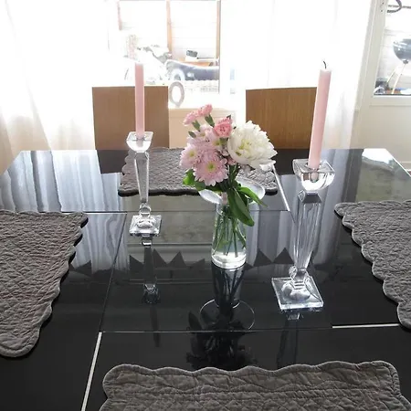 2 Bedroom Luxury Seafront, Free Pick Up! *