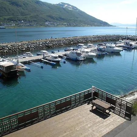 2 Bedroom Luxury Seafront, Free Pick Up!