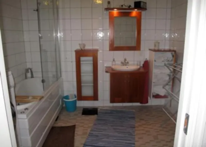 Apartment 2 Bedroom Luxury Seafront, Free Pick Up! *