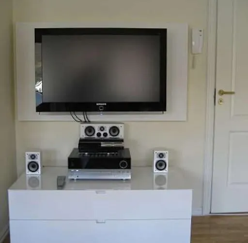 Apartment 2 Bedroom Luxury Seafront, Free Pick Up!