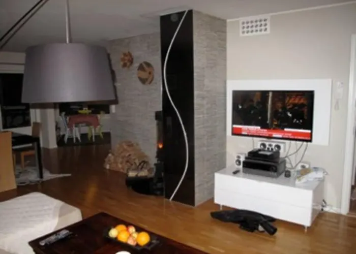 Apartment 2 Bedroom Luxury Seafront, Free Pick Up! *