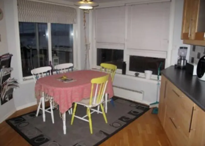 2 Bedroom Luxury Seafront, Free Pick Up!