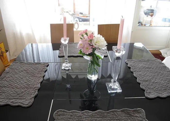 2 Bedroom Luxury Seafront, Free Pick Up! *