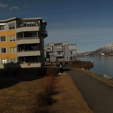 Apartament 2 Bedroom Luxury Seafront, Free Pick Up! *